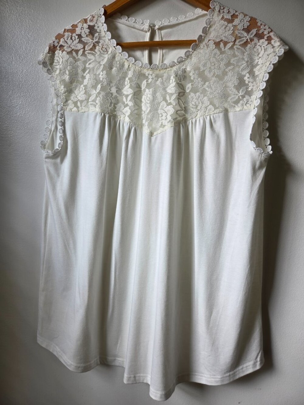 LIKE NEW SOFT CREAM LACED TOP SIZE XL